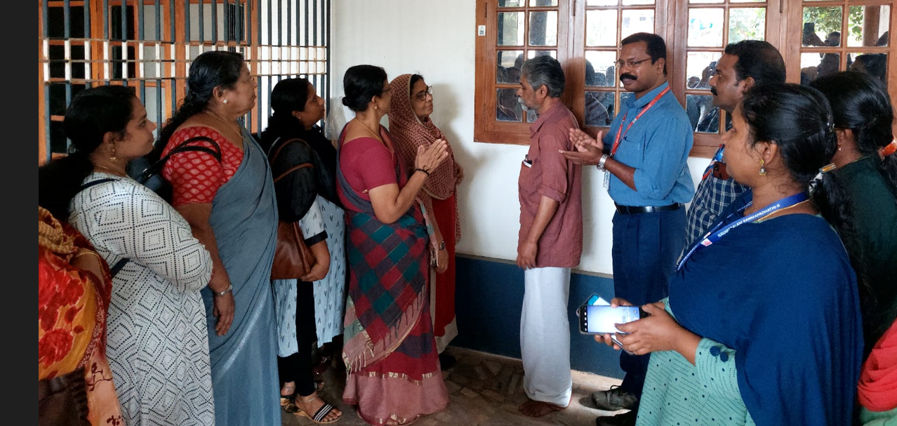 ഹരിത മിത്രം  ക്യു ആർ കോഡ്  പതിക്കലും വിവര ശേഖരണവും അഴിയൂർ  ഗ്രാമ പഞ്ചായത്തിൽ തുടക്കമായി