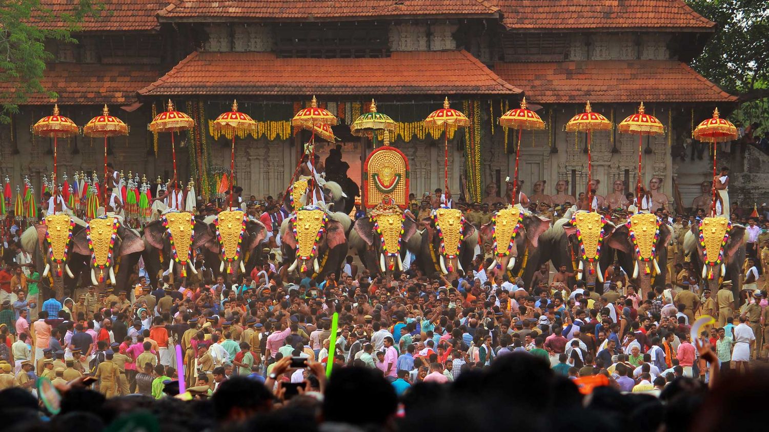 പൂരങ്ങളുടെ പൂരമായ തൃശൂർ പൂരത്തിന് തുടക്കമായി; പൂരനഗരിയില്‍ ജനസാഗരം