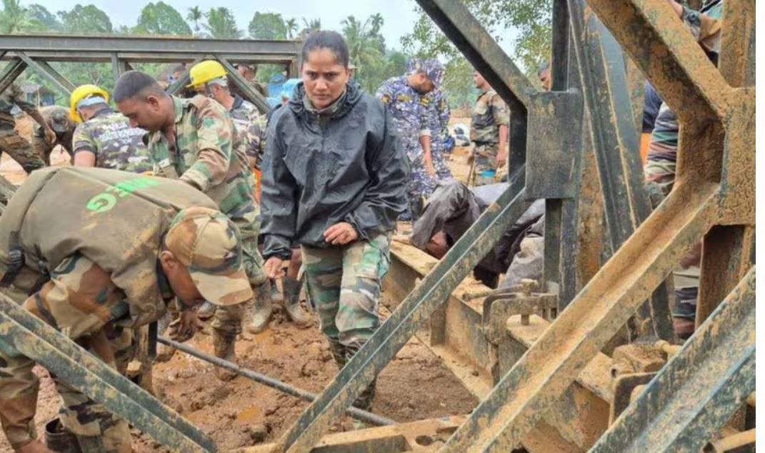 മണിക്കൂറുകള്‍ക്കുള്ളില്‍ ബെയ്‌ലി പാലം റെഡി; ടീമിലെ പെണ്‍കരുത്ത്‌, ആരാണ് മേജര്‍ സീതാ ഷെല്‍ക്കെ?