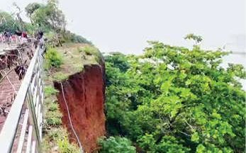 പാപനാശം കുന്ന് വീണ്ടും ഇടിഞ്ഞു