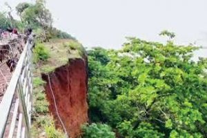 പാപനാശം കുന്ന് വീണ്ടും ഇടിഞ്ഞു