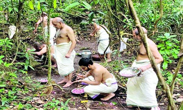 മണ്ണാറശാല ആയില്യം: കാവില്‍ പൂജകള്‍ക്ക്‌ തുടക്കമായി