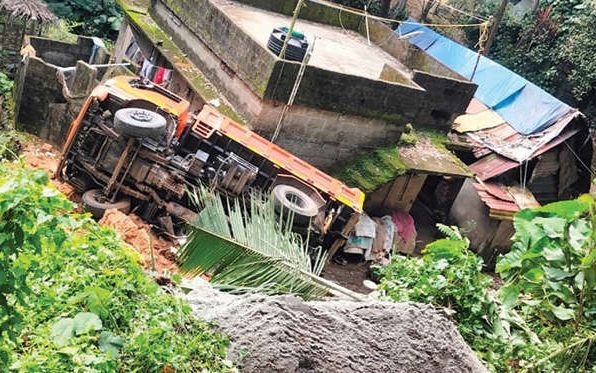 ടിപ്പർലോറി താഴ്ചയിലേക്ക് മറിഞ്ഞു; ഡ്രൈവർക്ക് ഗുരുതര പരിക്ക്