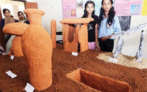 പ്രാചീന തമിഴകത്തെ ശവസംസ്കാരരീതികൾ പരിചയപ്പെടുത്തി മാളവികയും തീർഥയും