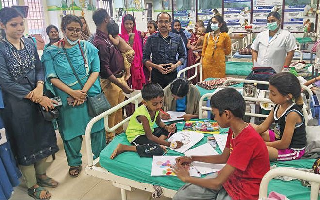 ആശുപത്രി കിടക്കയിലിരുന്ന് അവർ വരച്ചു; മനസ്സിലെ വർണചിത്രങ്ങൾ