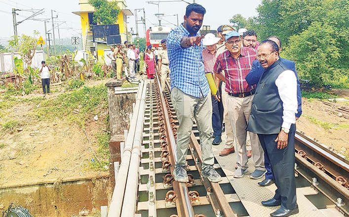 തീവണ്ടിയിടിച്ച് നാല് തൊഴിലാളികളുടെ മരണം'റെയിൽവേയ്ക്കും കരാറുകാരനും ഉത്തരവാദിത്വമുണ്ട്’