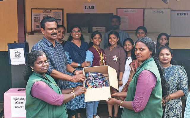 ‘എഴുതിത്തീർത്ത സമ്പാദ്യം’ ഹരിതകർമസേനയ്ക്ക് കൈമാറി