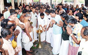 മതിലകം നിറഞ്ഞ് ശരണമന്ത്രം; മനസ് നിറച്ച് ഉത്രസദ്യ