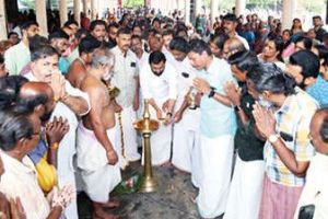 മതിലകം നിറഞ്ഞ് ശരണമന്ത്രം; മനസ് നിറച്ച് ഉത്രസദ്യ