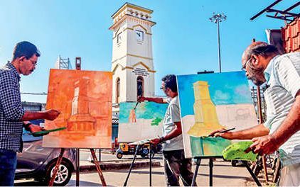 ചരിത്രനിർമിതികൾ കാൻവാസിൽ പകർത്തി കലാകാരൻമാർ