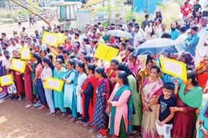 മയിലാട്ടിയിൽ അടിപ്പാത വേണമെന്ന് ആവശ്യം; കരാർ കമ്പനിയുടെ ലേബർ ക്യാമ്പ് ഉപരോധിച്ചു