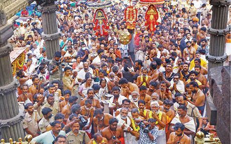 സന്നിധാനത്തെ ഭക്തിസാന്ദ്രമാക്കി ആലങ്ങാട്, അമ്പലപ്പുഴ സംഘങ്ങളുടെ ശീവേലി