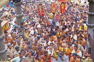 സന്നിധാനത്തെ ഭക്തിസാന്ദ്രമാക്കി ആലങ്ങാട്, അമ്പലപ്പുഴ സംഘങ്ങളുടെ ശീവേലി