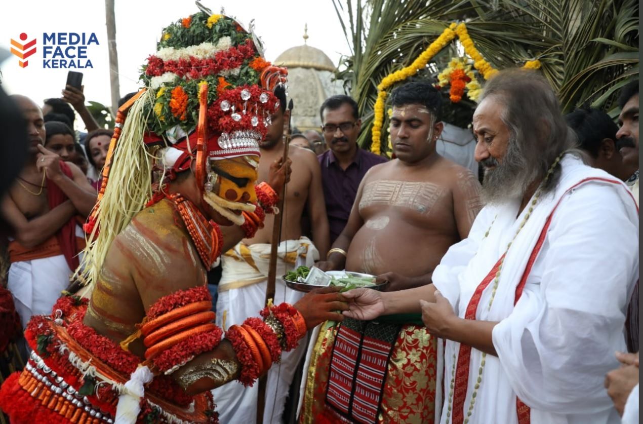 ഗുരുദേവ് ശ്രീശ്രീരവിശങ്കർജിയുടെ നിറസാന്നിദ്ധ്യത്തിൽ ആർട്ട് ഓഫ് ലിവിംഗ് ബാംഗ്ലൂർ ആശ്രമത്തിൽ ആദ്യമായി മുത്തപ്പൻ വെള്ളാട്ടം കെട്ടിയാടി