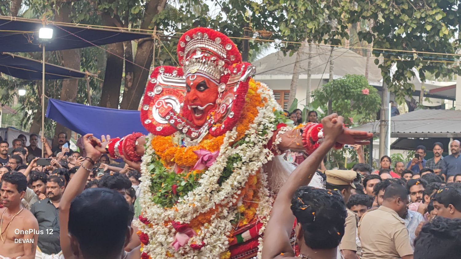 വസൂരിമാല തമ്പുരാട്ടിക്കൊപ്പം കാണികളും ഇളകിയാടി