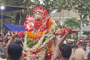 വസൂരിമാല തമ്പുരാട്ടിക്കൊപ്പം കാണികളും ഇളകിയാടി