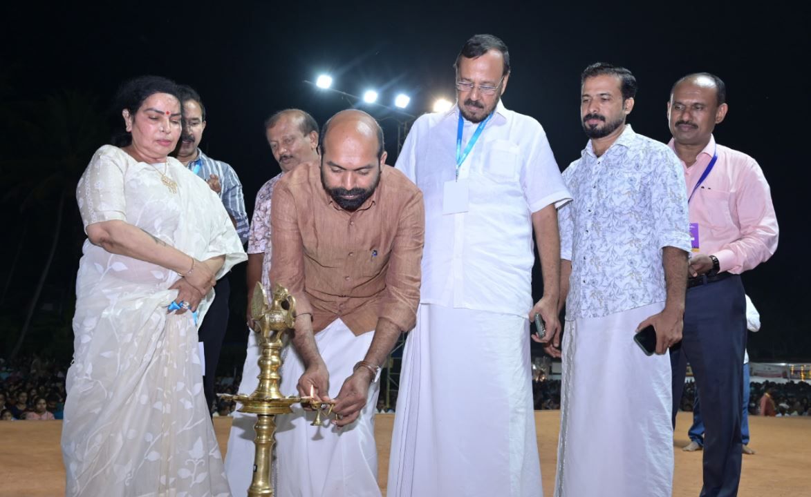 അങ്കക്കലിയടങ്ങി: ആരവങ്ങളൊഴിഞ്ഞു. ഏഴരക്കണ്ടം മൂകമായി :ചാലക്കര പുരുഷു