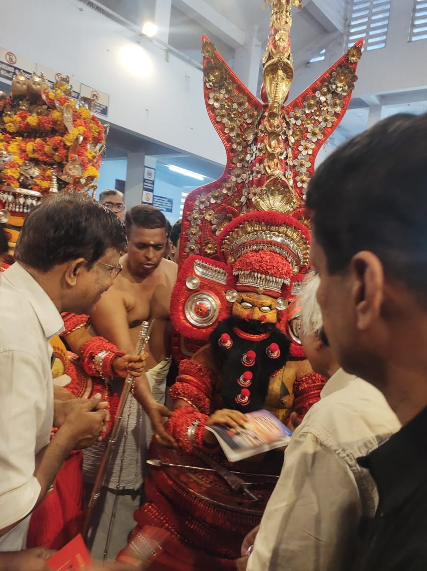 പ്രവചനം ഫലിച്ചു. കഥാകാരൻ അനുഗ്രഹം തേടി മുത്തപ്പ സവിധത്തിൽ :ചാലക്കര പുരുഷു