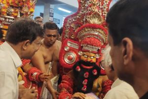 പ്രവചനം ഫലിച്ചു. കഥാകാരൻ അനുഗ്രഹം തേടി മുത്തപ്പ സവിധത്തിൽ :ചാലക്കര പുരുഷു