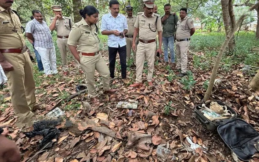 കൊല്ലത്ത് പള്ളിവളപ്പില്‍ സ്യൂട്ട്‌കേസിനുള്ളില്‍ അസ്ഥികൂടം കണ്ടെത്തി; ദുരൂഹത