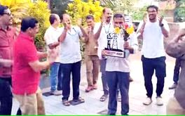 ആടിയും പാടിയും വീട്ടിലേക്ക്; ഇത് വേറിട്ടൊരു യാത്രയയപ്പ്