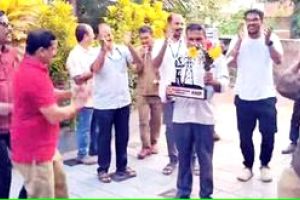 ആടിയും പാടിയും വീട്ടിലേക്ക്; ഇത് വേറിട്ടൊരു യാത്രയയപ്പ്