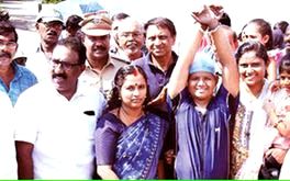 കൈയും കാലും ബന്ധിച്ച് വേമ്പനാട്ട് കായലിന് കുറുകേ നീന്തി; പുതിയ ദൂരവും സമയവും കുറിച്ച് കാർത്തിക്