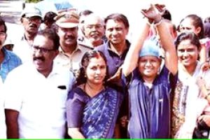 കൈയും കാലും ബന്ധിച്ച് വേമ്പനാട്ട് കായലിന് കുറുകേ നീന്തി; പുതിയ ദൂരവും സമയവും കുറിച്ച് കാർത്തിക്