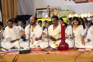 ജപ ഇൻസ്റ്റിറ്റ്യൂട്ട് ഓഫ് മ്യൂസിക്കിൻ്റെ 32-മത് വാർഷിക വേദിയിൽ വിഖ്യാത സംഗീതജ്ഞൻ യു.ജയൻ മാസ്റ്റർ ശിഷ്യർക്കൊപ്പം നടത്തിയ ത്യാഗരാജ പഞ്ചരത്ന കീർത്തനാലാപനം