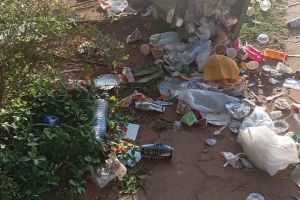 മാഹി പുഴയോര നടപ്പാതയിൽ മാലിന്യകൂമ്പാരം
