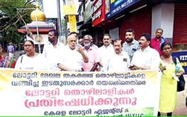 ലോട്ടറി സമ്മാനഘടന പരിഷ്‌കരിക്കാൻ ടിക്കറ്റ് കത്തിച്ച് പ്രതിഷേധം