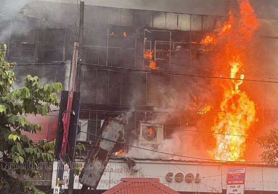 കോഴിക്കോട്ട് വൻ അഗ്നിബാധ, ഒന്നര മണിക്കൂറായിട്ടും അണയാതെ തീ