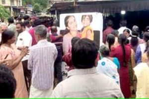 നൊമ്പരമായി പ്രിയങ്കയും മകൾ കരോളിനിയും