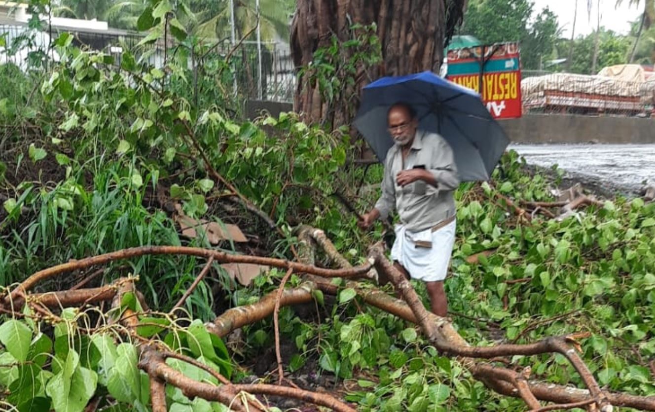 പെരുമഴയത്തും തളരാത്ത പൗരബോധം സേവാപ്രവർത്തനത്തിലും ബാലകൃഷ്ണൻ ഒരടി മുന്നിൽ