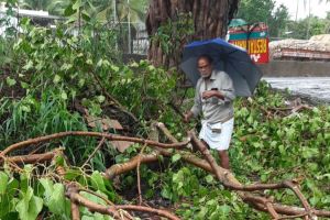 പെരുമഴയത്തും തളരാത്ത പൗരബോധം സേവാപ്രവർത്തനത്തിലും ബാലകൃഷ്ണൻ ഒരടി മുന്നിൽ
