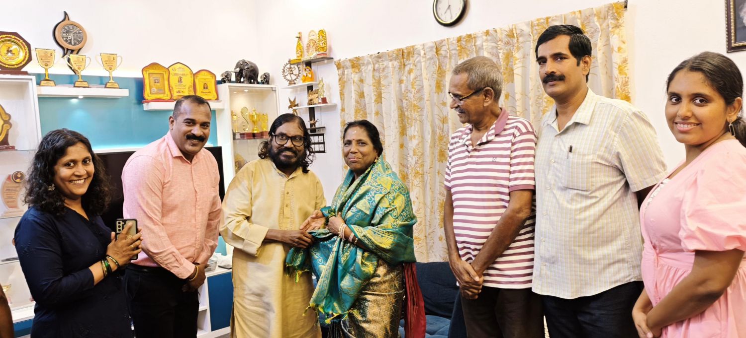 ആദരായനം : പി. പുഷ്പലതയെ ജനശബ്ദം പ്രസിഡണ്ട് ചാലക്കര പുരുഷു ആദരിച്ചു