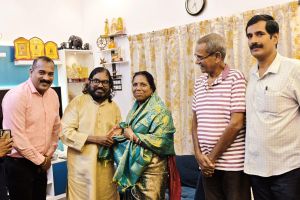 ആദരായനം : പി. പുഷ്പലതയെ ജനശബ്ദം പ്രസിഡണ്ട് ചാലക്കര പുരുഷു ആദരിച്ചു