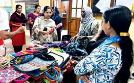 അതിജീവനത്തിന്റെ കുടക്കീഴിൽ