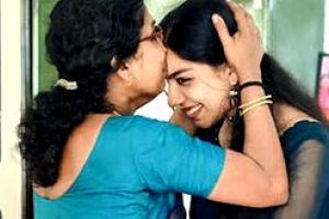 അമ്മയുടെ വിരമിക്കൽ ദിനത്തിൽ മകളുടെ സർപ്രൈസ്
