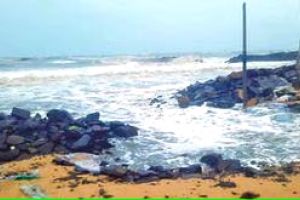 വെളിയത്താംപറമ്പ് കടവ് ബീച്ചിൽതാത്കാലിക പരിഹാരങ്ങൾക്ക് തുടക്കമായി