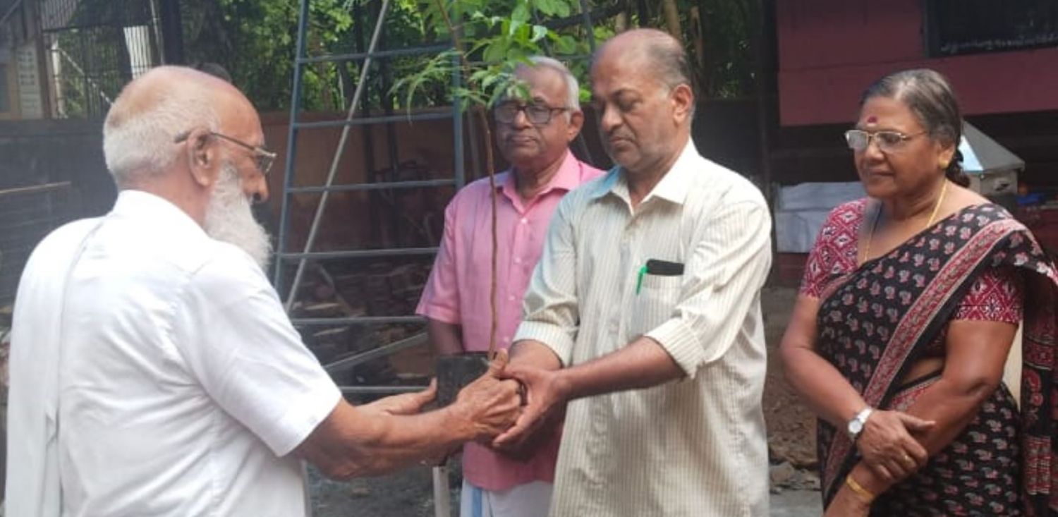 അസീസ് ഹാജി ക്ഷേത്രത്തിലേക്ക് ഔഷധ സസ്യങ്ങൾ നൽകി