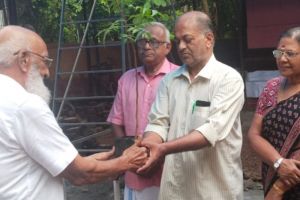 അസീസ് ഹാജി ക്ഷേത്രത്തിലേക്ക് ഔഷധ സസ്യങ്ങൾ നൽകി