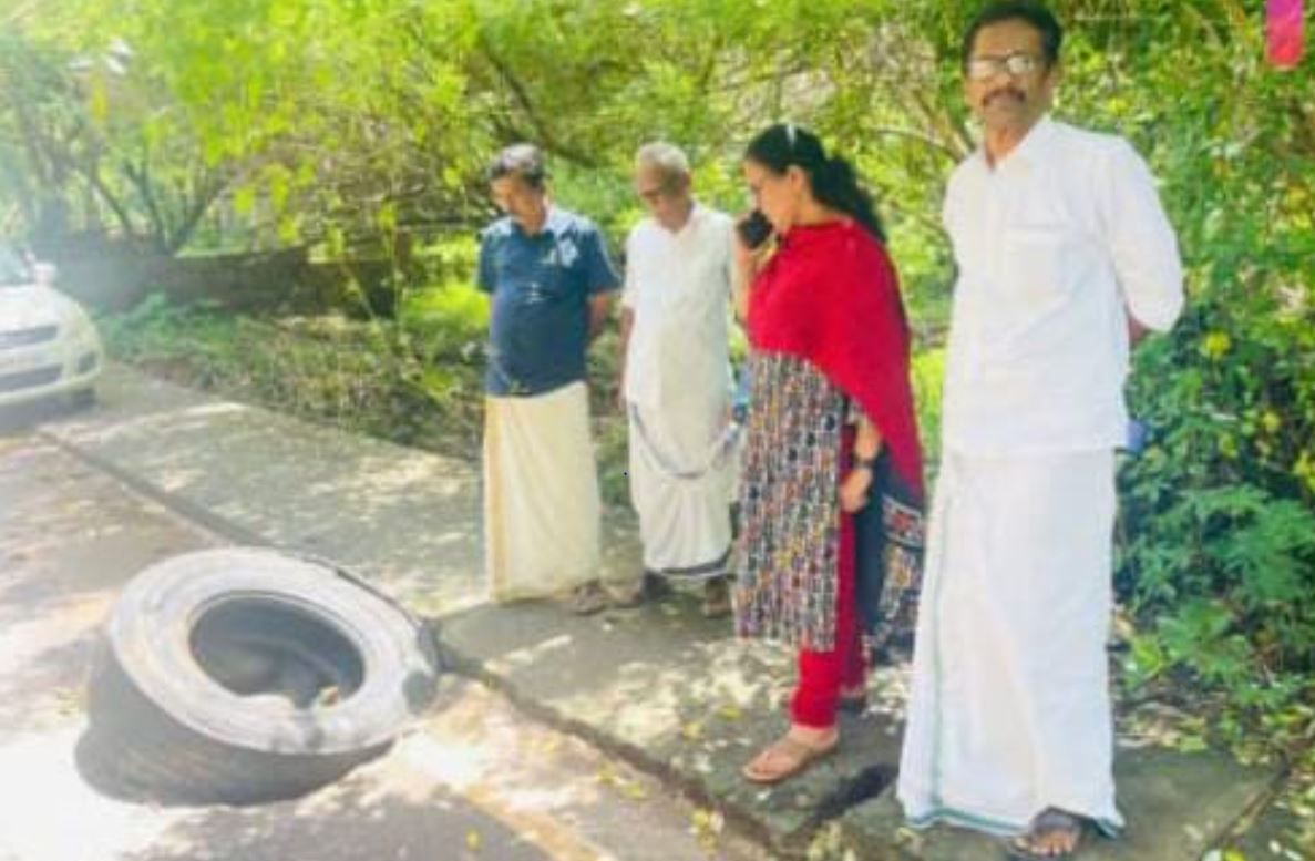 മഴ കാരണം ഉണ്ടായ ഭൂഗർഭ ഗർത്തം MLA ശ്രീമതി .KK രമ പരിശോധിക്കുന്നു