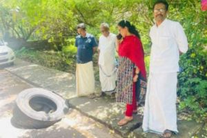മഴ കാരണം ഉണ്ടായ ഭൂഗർഭ ഗർത്തം MLA ശ്രീമതി .KK രമ പരിശോധിക്കുന്നു