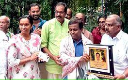 വീടിനു ചുറ്റും 'തങ്കവനം' നിർമിച്ച ഫൈസൽ പുള്ളിയിലിനെ ആദരിച്ചു