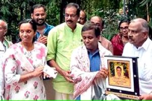 വീടിനു ചുറ്റും 'തങ്കവനം' നിർമിച്ച ഫൈസൽ പുള്ളിയിലിനെ ആദരിച്ചു