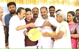 മഹാത്മാ അയ്യങ്കാളി പാർപ്പിടസമുച്ചയത്തിൻ്റെ താക്കോൽ കൈമാറി
