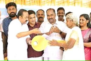 മഹാത്മാ അയ്യങ്കാളി പാർപ്പിടസമുച്ചയത്തിൻ്റെ താക്കോൽ കൈമാറി