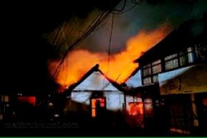 ആലപ്പുഴ നഗരമധ്യത്തിൽ വൻ തീപ്പിടിത്തം; അഞ്ചു വീടുകൾ കത്തിനശിച്ചു