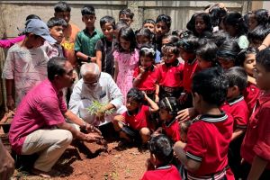 പരിസ്ഥിതിദിനം ; പേരിലൊതുങ്ങാത്ത പരിപാലനവുമായി ശ്രീനിവാസനും കുട്ടികളും രംഗത്ത്